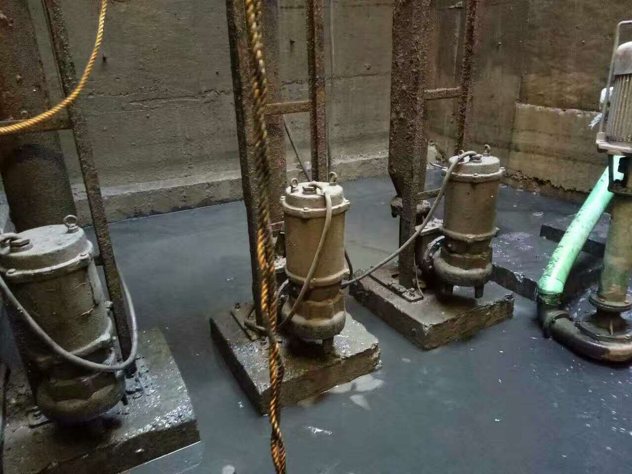 赫章污水池清理